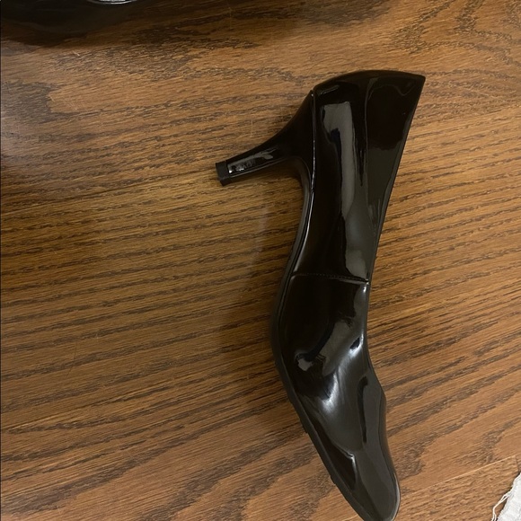 Short black shiny heels size 8 - Picture 2 of 6